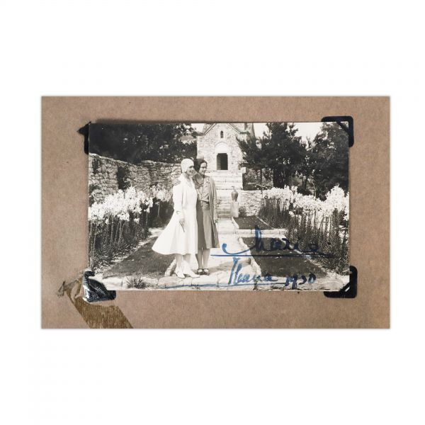 Cicely McCall, album fotografic cu două fotografii cu regina Maria și principesa Ileana, cu semnătură
