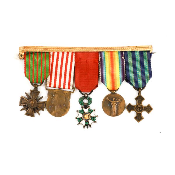 Cinci decorații militare în miniatură