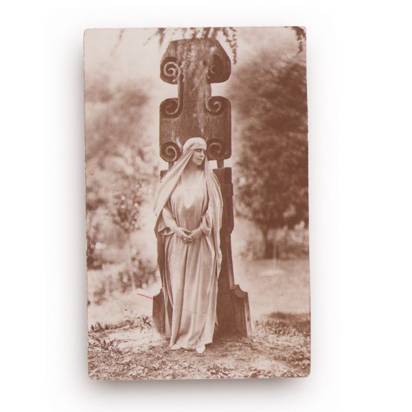 Regina Maria a României, fotografie tip carte poștală într-o ramă neobrâncovenească