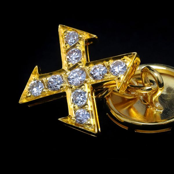 Butoni din aur de 18 krt. și diamante decorați cu crucea reginei Maria