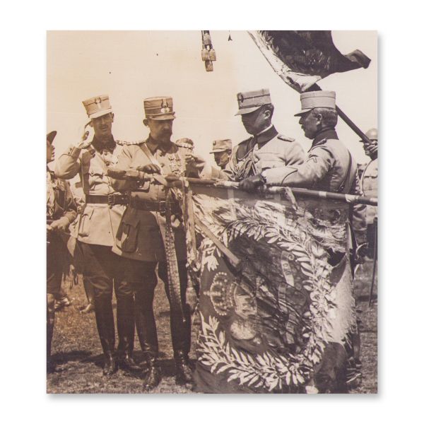Regele Ferdinand decorează drapelul după Bătălia de la Mărășești, fotografie de epocă, 1917 