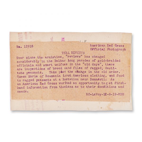 Regina Maria împărțind alimente copiilor, 1919, fotografie de presă, American Red Cross Photograph