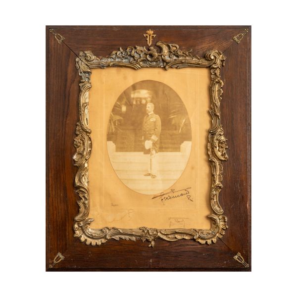 Regele Ferdinand pe treptele palatului regal, fotografie cu semnătură, atelier F. Mandy