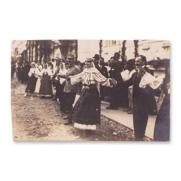 Regina Maria și Iuliu Maniu dansând hora, fotografie de epocă, 1919