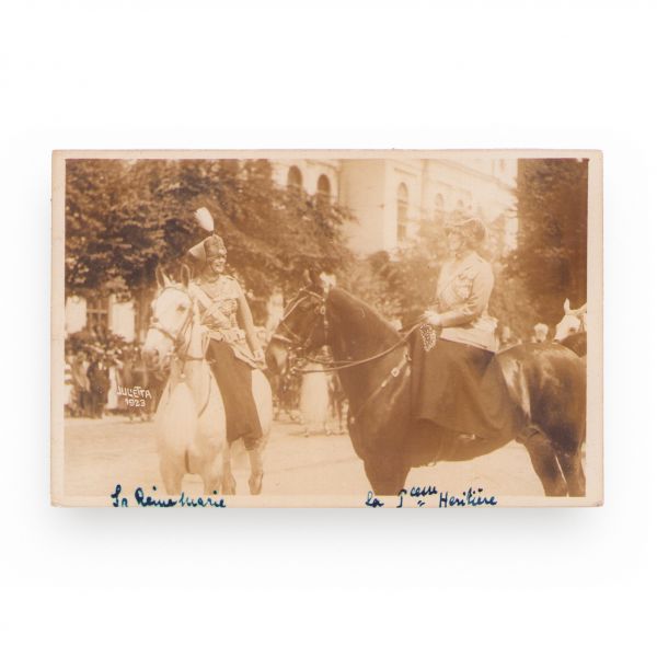 Familia regală a România la parada militară din 10 mai 1923, două fotografii de epocă 