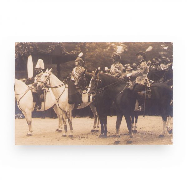 Familia regală a România la parada militară din 10 mai 1923, două fotografii de epocă 