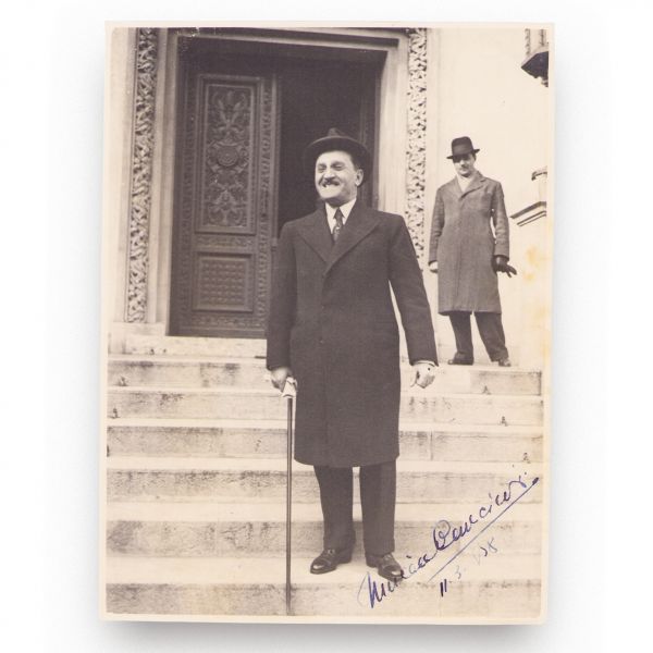 Avocatul Mircea Cancicov, fotografie realizată de I. Berman, cu semnătură olografă