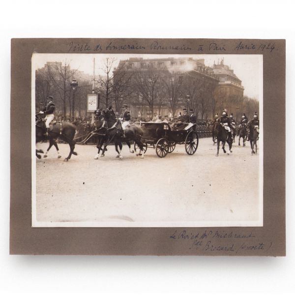 Regina Maria și regele Ferdinand vizitând Mormântul Soldatului Necunoscut din Paris, 1924, trei fotografii de epocă