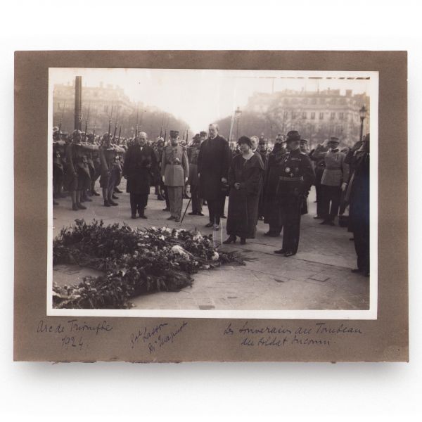 Regina Maria și regele Ferdinand vizitând Mormântul Soldatului Necunoscut din Paris, 1924, trei fotografii de epocă