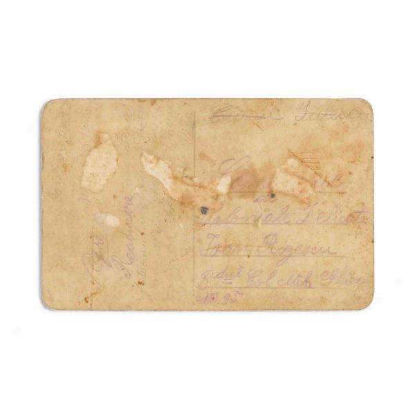 Familie în fața unei prăvălii, fotografie tip carte poștală