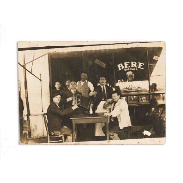 Acordeonist la masa festivă, fotografie tip carte poștală