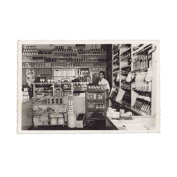 Bodegă în interbelic, fotografie tip carte poștală 