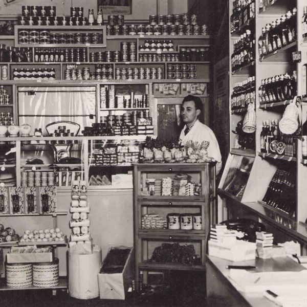 Bodegă în interbelic, fotografie tip carte poștală 