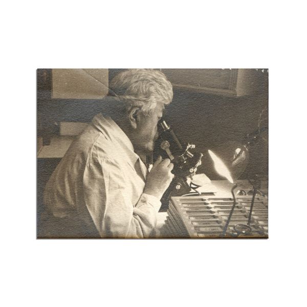 Dr. Ion Cantacuzino în laborator, 8 fotografii de epocă, atelier Weiss