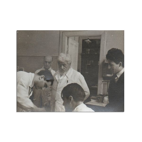 Dr. Ion Cantacuzino în laborator, 8 fotografii de epocă, atelier Weiss