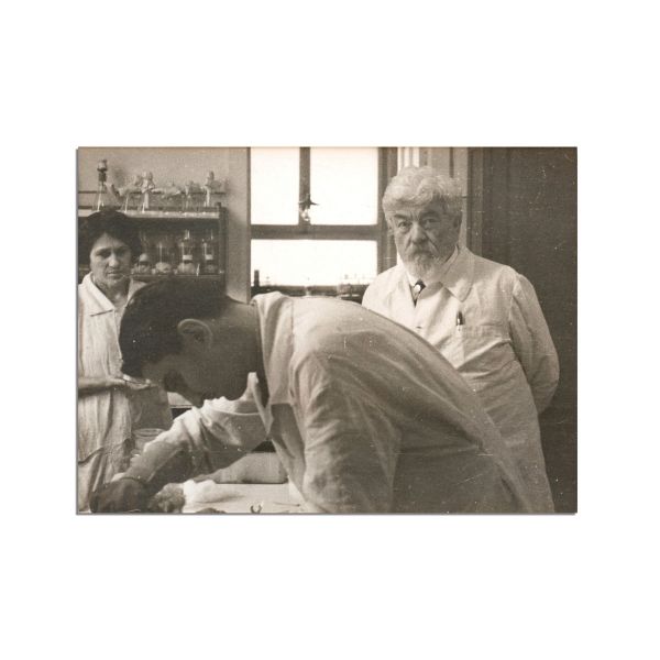 Dr. Ion Cantacuzino în laborator, 8 fotografii de epocă, atelier Weiss