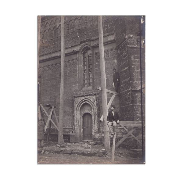 André Lecomte du Noüy în timpul restaurării bisericii Sf. Trei Ierarhi, șapte fotografii de epocă, atelier Brand 