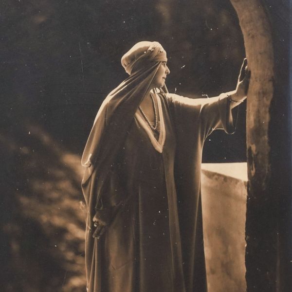 Regina Maria a României fumând, atelier Guggenberger Mairovitz, cu semnătură olografă, 1924