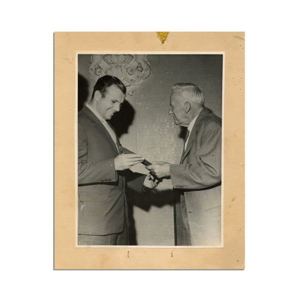 Yuri Gagarin și George Burchett,  fotografie de epocă, 1961