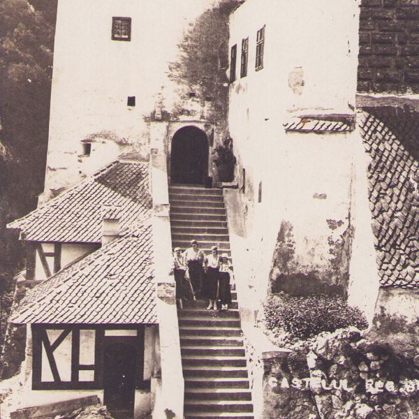 Regina Maria și fiicele ei la Bran, două fotografii de epocă, 1922-1923 