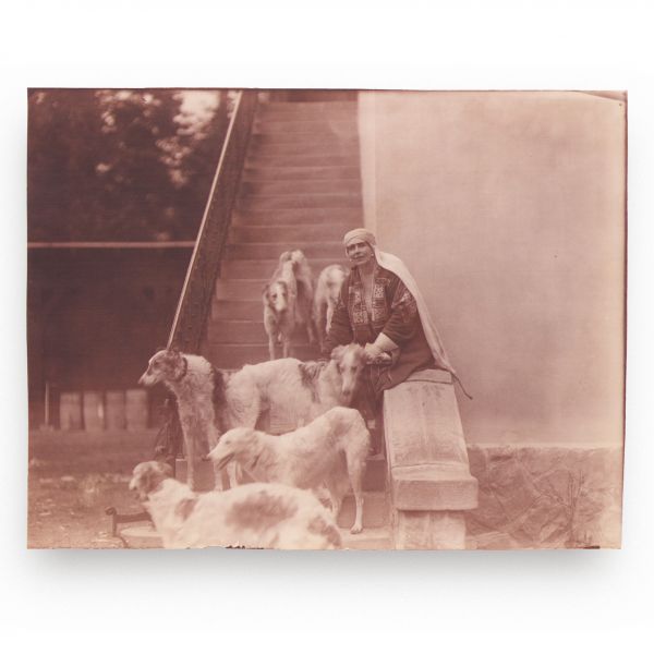 Regina Maria și fiicele ei la Bran, două fotografii de epocă, 1922-1923 