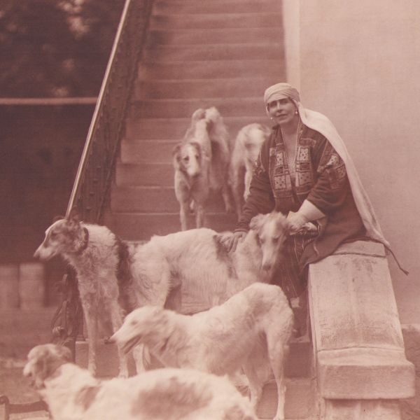 Regina Maria și fiicele ei la Bran, două fotografii de epocă, 1922-1923 