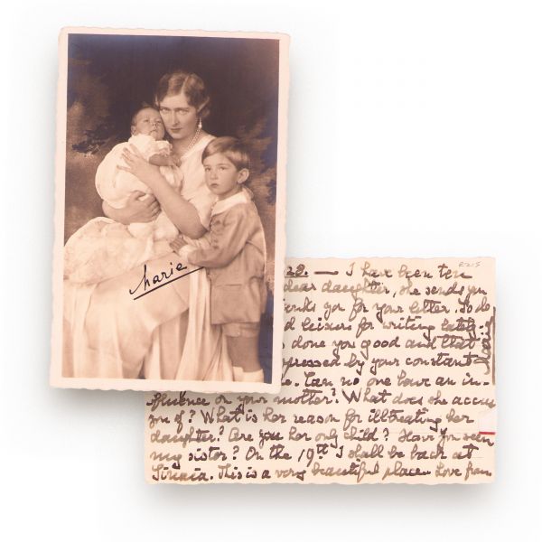 Carte poștală cu ampla însemnare a reginei Maria a României și cu semnătura fiicei sale Mărioara, 1928