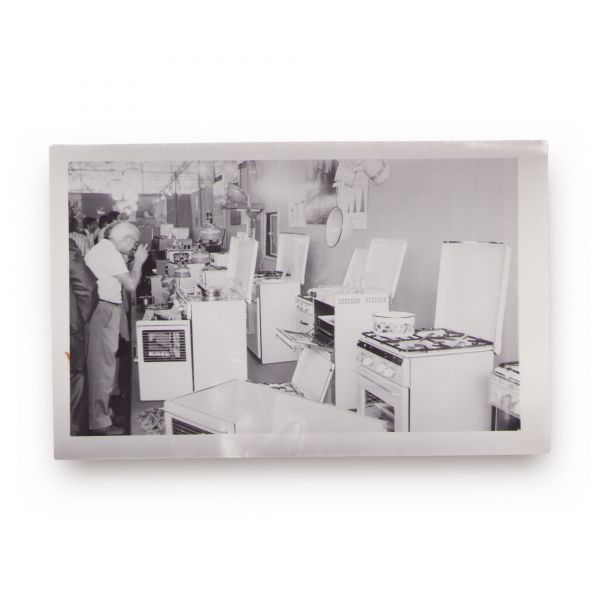 Vitrine de magazine din perioada anilor ‘60-’70 din România, 80 de fotografii de epocă