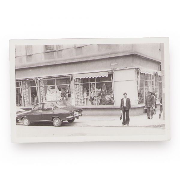 Vitrine de magazine din perioada anilor ‘60-’70 din România, 80 de fotografii de epocă