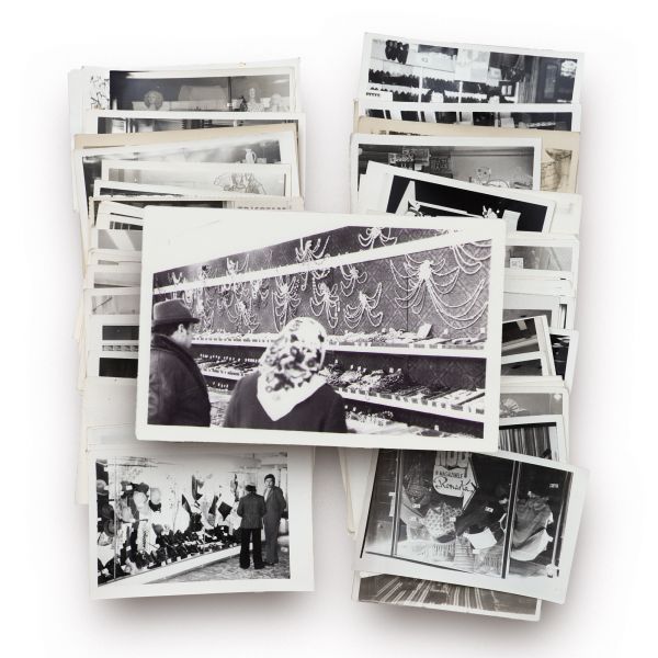 Vitrine de magazine din perioada anilor ‘60-’70 din România, 80 de fotografii de epocă