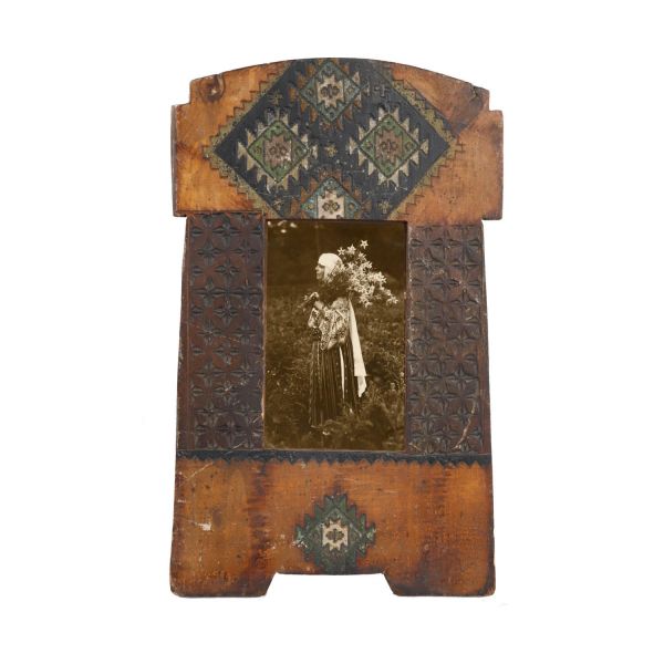 Regina Maria a României în port tradițional, fotografie într-o ramă neobrâncovenească din lemn sculptat și pictat