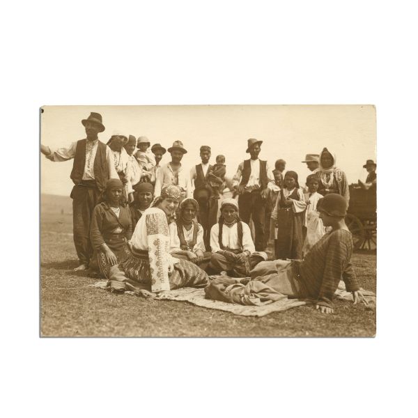 Principesa Ileana și un grup de rromi, fotografie de epocă, atelier Guggenberger Mairovits, cca. 1920