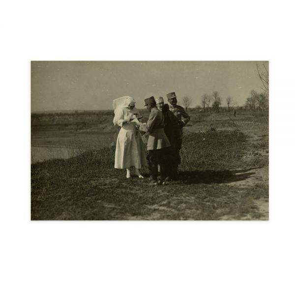 Gr. Eremia Grigorescu arătându-i Reginei Maria planurile bătăliei de la Mărășești, fotografie de epocă, cca. 1917