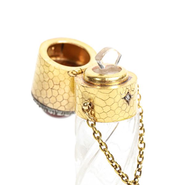 Sticluță de parfum ce a aparținut reginei Maria a României, cristal, aur și diamante, sec. XX