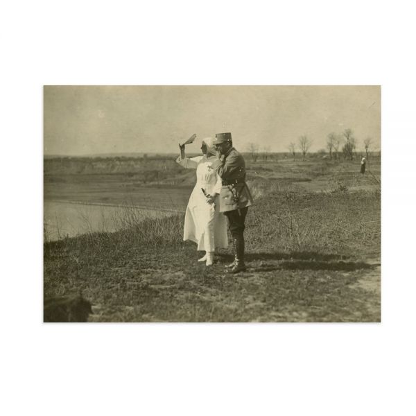 Regina Maria și gr. Eremia Grigorescu pe malul Siretului, privind spre frontul de la Mărășești, fotografie de epocă, cca. 1917