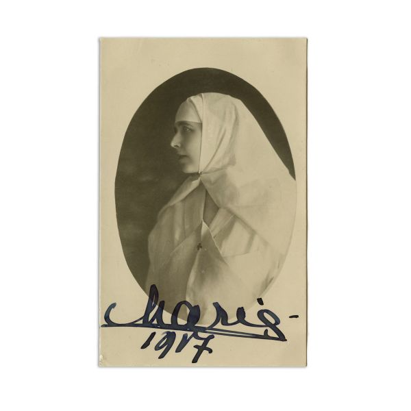 Regina Maria soră medicală, fotografie tip carte poștală, cu semnătură olografă, 1917