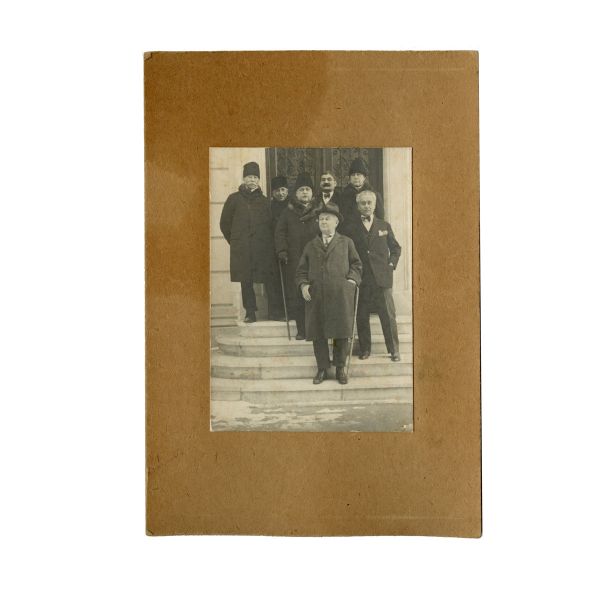 Lucrători ai Casei Capșa, patru fotografii de epocă + fotografie format carte poștală