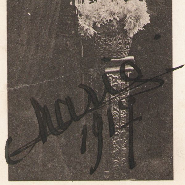 Regina Maria admirând un buchet de crizanteme, fotografie tip carte poștală cu semnătură olografă, 1917