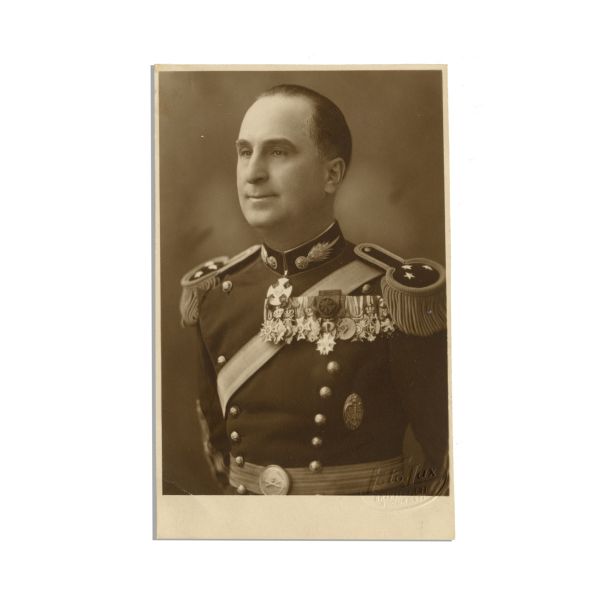 Generalul Nicolae Scarlat Stoenescu, fotografie tip carte poștală  și cartea de vizită cu însemnare olografă, 1875-1941