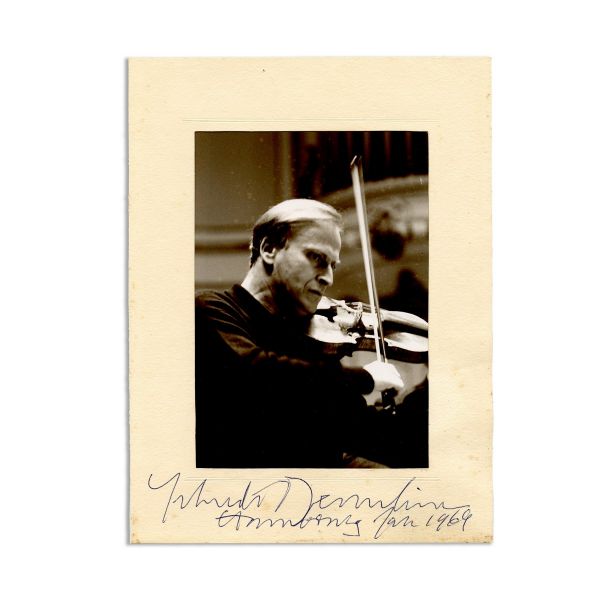 Yehudi Menuhin în timpul unui concert, fotografie cu semnătură olografă, 1969