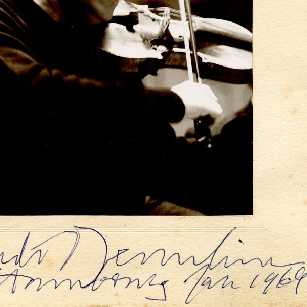 Yehudi Menuhin în timpul unui concert, fotografie cu semnătură olografă, 1969