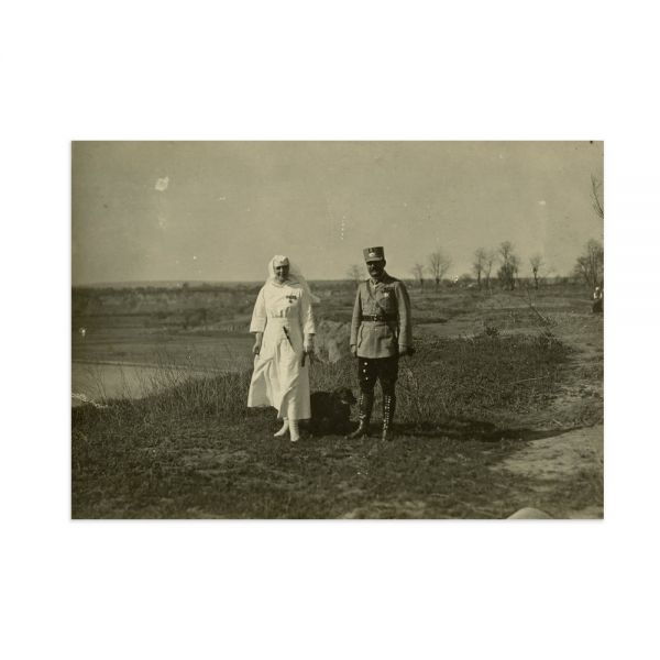 Regina Maria în uniforma Crucii Roșii alături de gr. Eremia Grigorescu pe malul Siretului, fotografie de epocă, cca. 1917