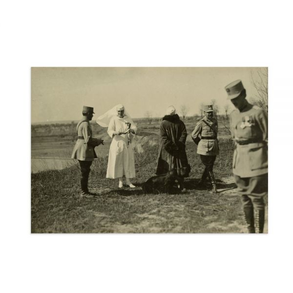 Regina Maria, principesa Mărioara și generalul Eremia Grigorescu pe vechiul front de la Mărășești, fotografie de epocă, cca. 1917