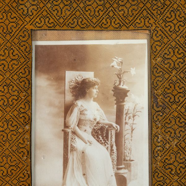 Principesa Maria a României, fotografie tip carte poștală, atelier F. Mandy, într-o ramă din goblen 