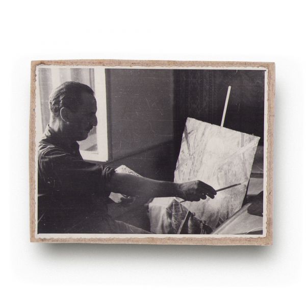 George Matei Cantacuzino realizând un portret în atelierul său, fotografie de epocă, cca. 1958