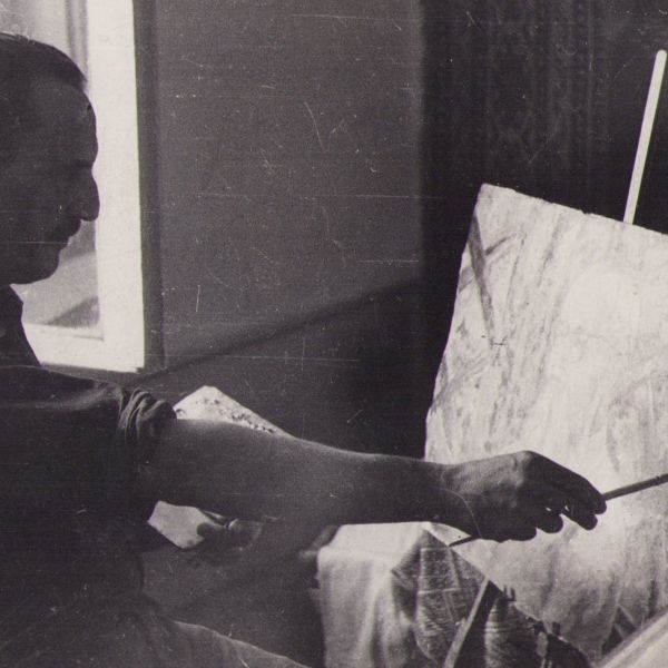 George Matei Cantacuzino realizând un portret în atelierul său, fotografie de epocă, cca. 1958