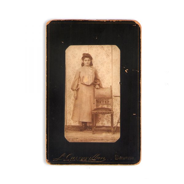Tânără pozând în studio, fotograf Luigi Cazzavillan