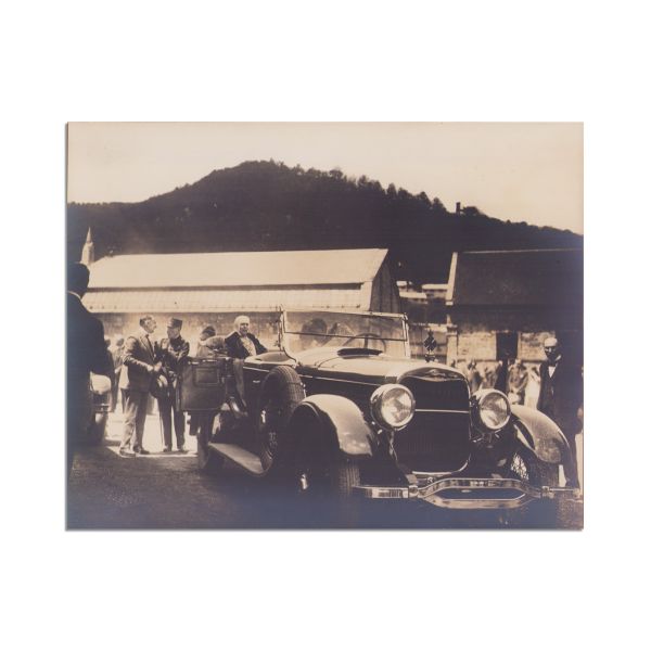 Regele Ferdinand I și regina Maria în automobil la Reșița, fotografie de mari dimensiuni