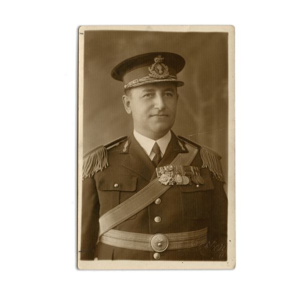 Comandantul Popescu Nerone, fotografie tip carte poștală, 1931 + caschetă militară
