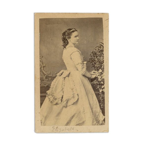Regina Elisabeta a României într-un cadru de interior, fotografie format carte-de-visite, atelier Carol Popp de Szathmári, cca. 1880